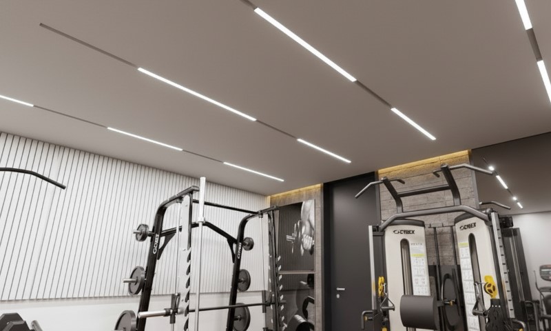 Moderan enterijer teretane sa elegantnim, linearnim osvetljenjem