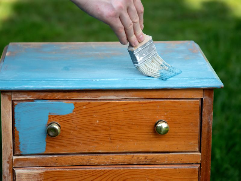 osoba boji staru policu napolju