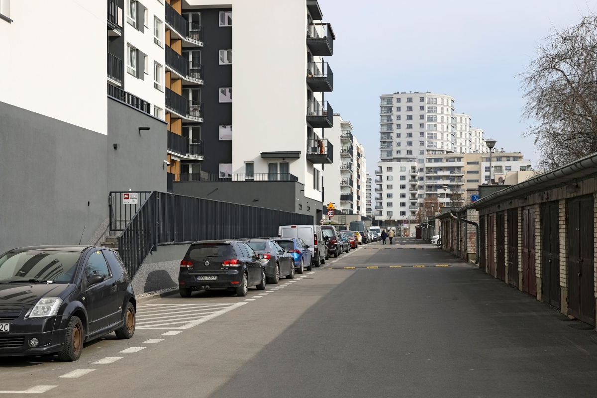 prikaz zgrade i parkirani automobili pored